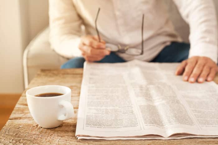 新聞を読むイメージ